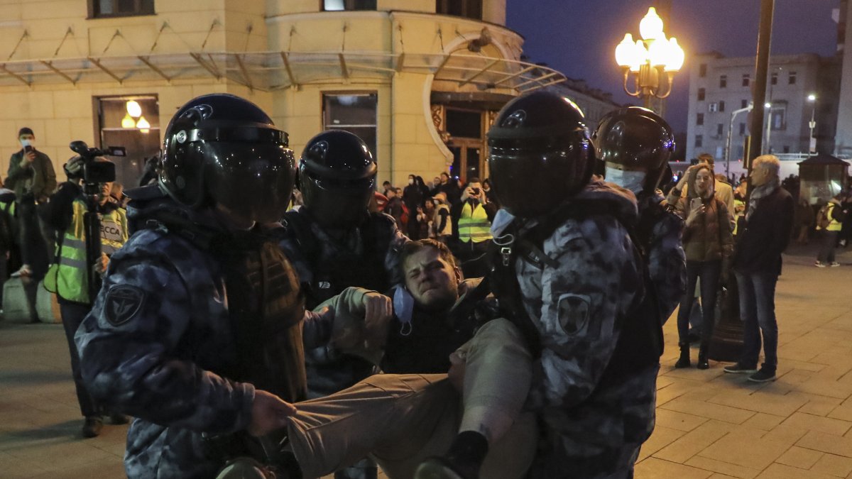 Una persona es detenida, mientras protestaba en Rusia por el llamado de Putin a la movilización parcial de los reservistas para ir a Ucrania.