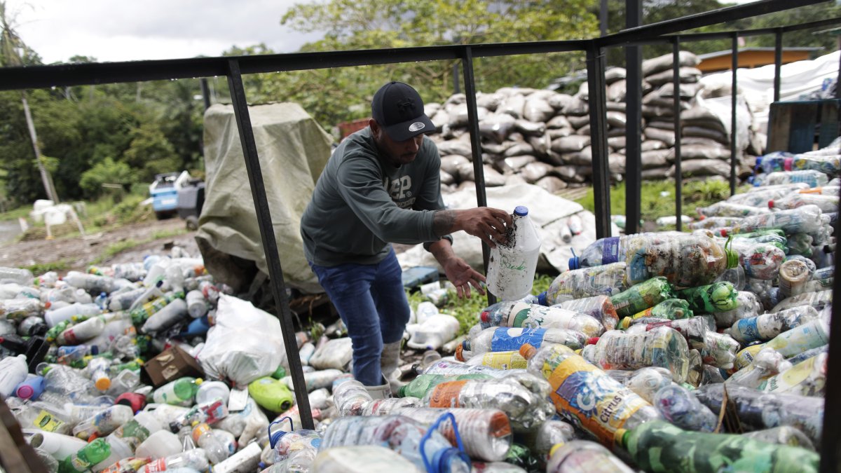Salvador Salas estiba botellas llenas de plástico reciclable, el 9 de septiembre de 2022, en Ciudad de Panamá (Panamá). Bienvenido Velasco /