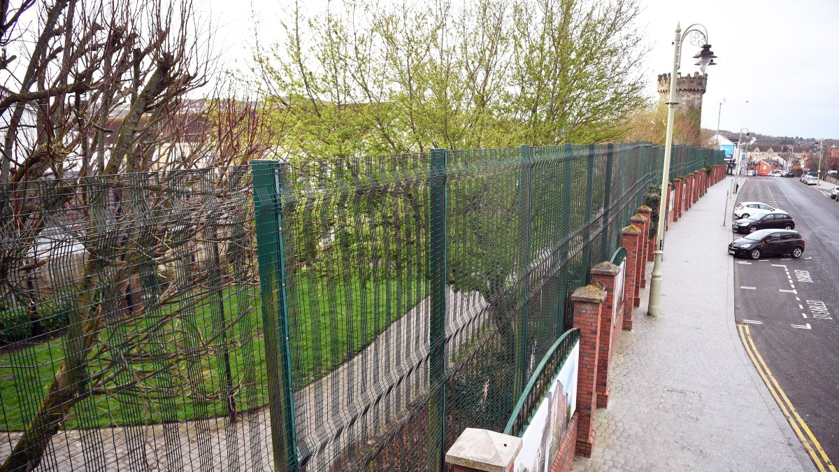 Una vista general sobre el 'Muro de la Paz', que separa los barrios católicos republicanos y nacionalistas de los barrios protestantes en  Irlanda del Norte  EFE/Archivo