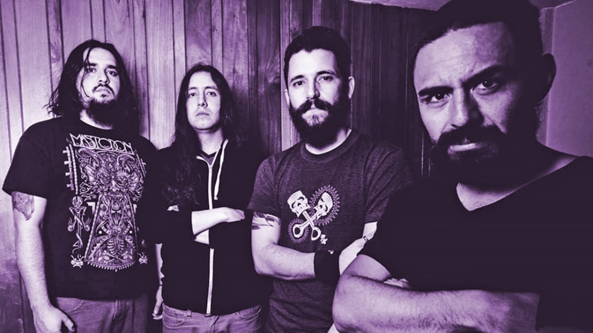 La banda está conformada por Santiago Romero (voz), Mauricio Vega (bajo), Juan Pablo Flores (guitarra) y Juan David Cevallos (batería).
