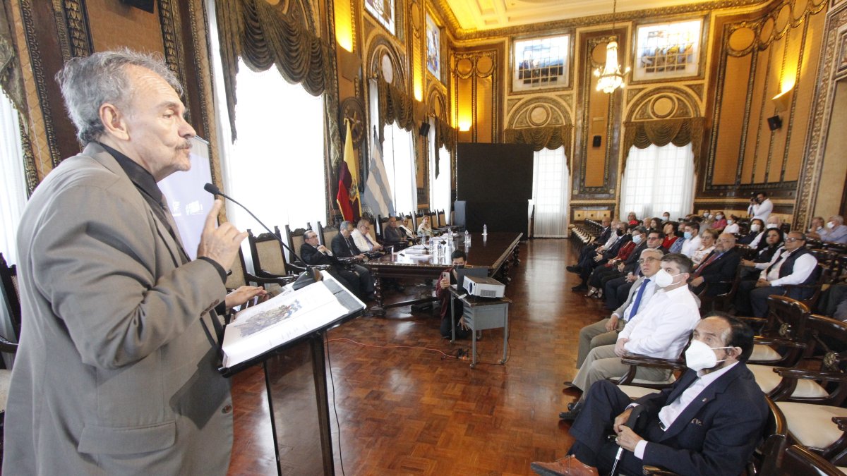 Exposición. Melvin Hoyos resaltó la obra escrita por el historiador Julio Estrada Ycaza, motivo del conversatorio.