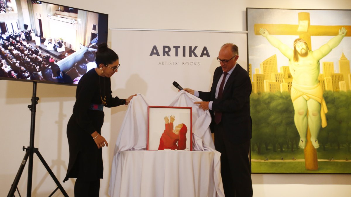 Medellín. Marc Buil, director de la editorial, muestra libro.