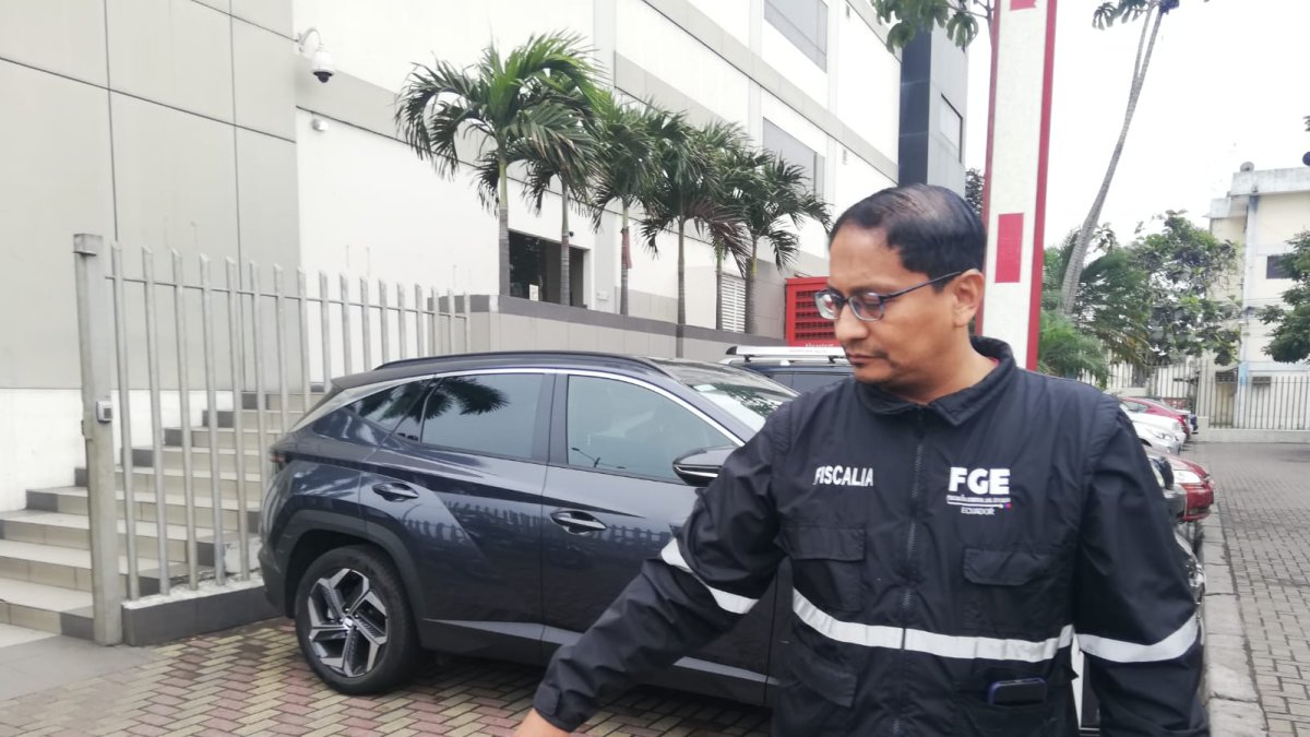 El fiscal Cesar Peña en el lugar donde fue encontrada el arma de juguete que lanzaron personas que se movilizaban en moto esto.