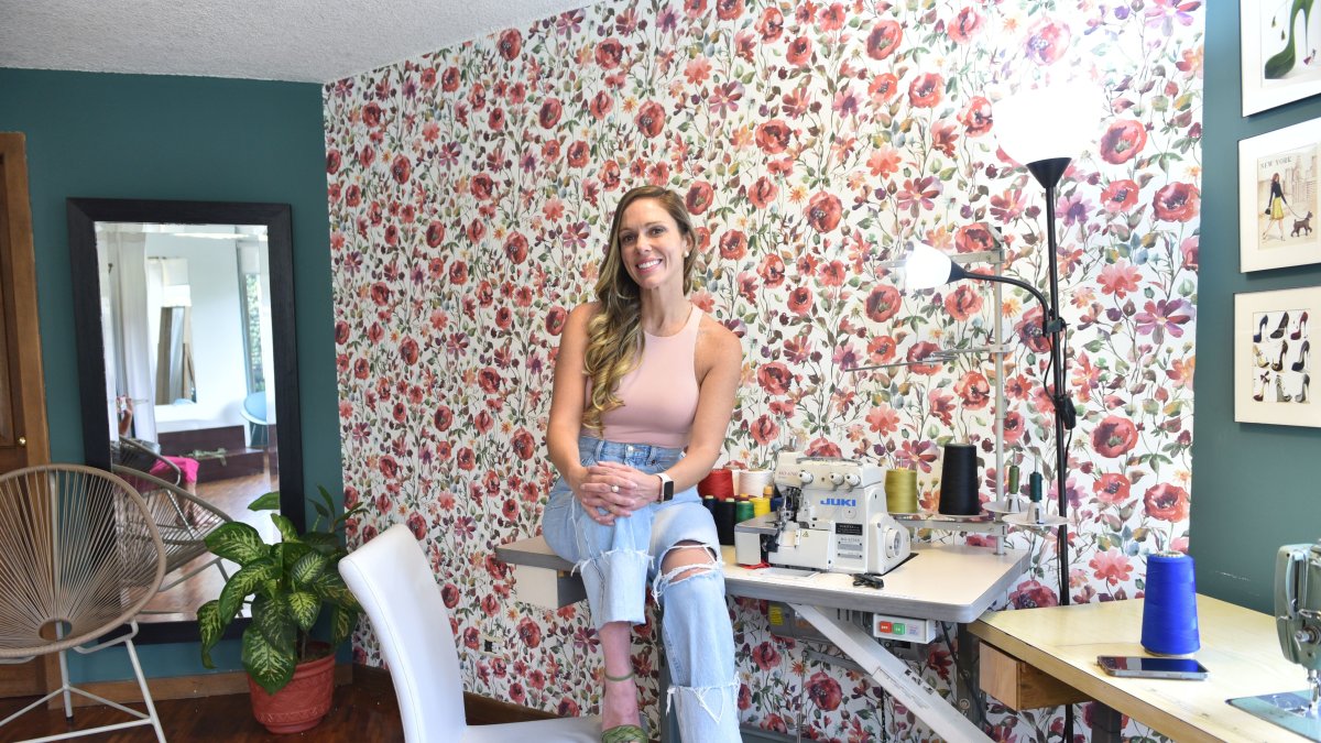 Daniela, posa para las cámaras desde el  taller que funciona en su casa. Los zapatos que lleva son de su inspiración..