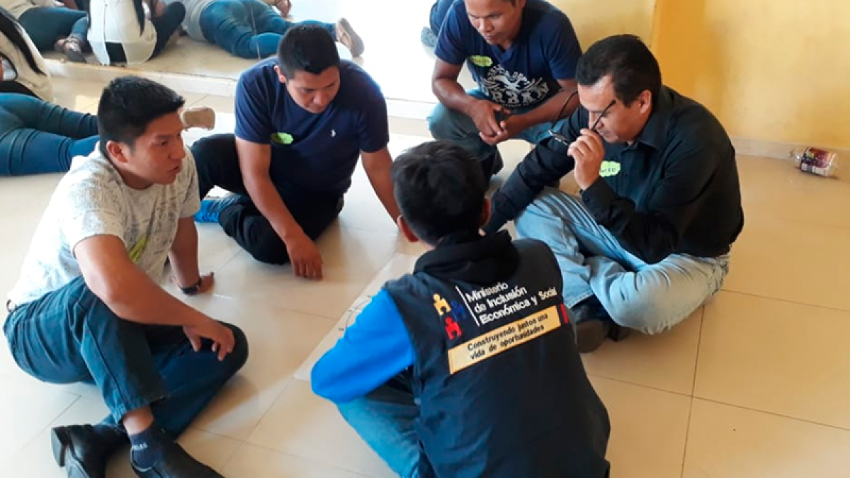 Referencia. Un equipo del MIES durante una jornada de trabajo en la parroquia Cañar.