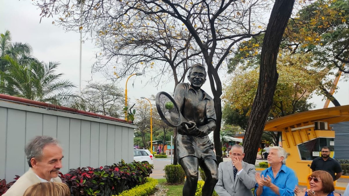 Figura. El monumento es un homenaje al tenista Pancho Segura.