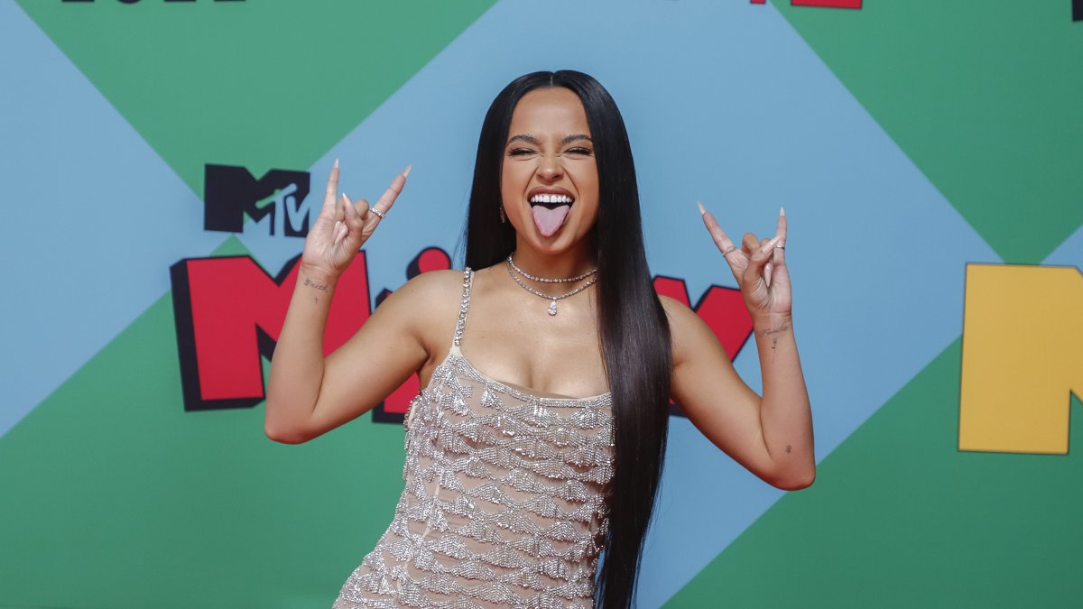 La cantante Becky G posa en la alfombra rosa de los premios MTV Miaw 2022, celebrados en la Ciudad de México.