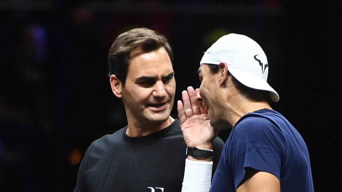 El jugador suizo Roger Federer (L) y el jugador español Rafa Nadal (R) durante una sesión de práctica del equipo de Europa en Londres, Gran Bretaña.