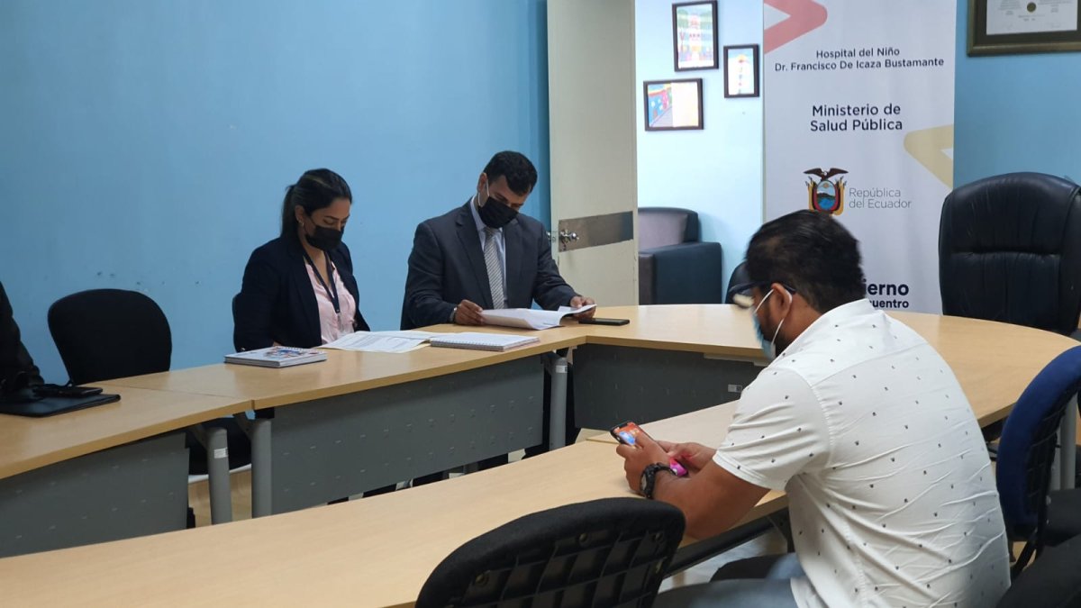 El delegado de la Defensoría en Guayas, Francisco Del Pozo, llegó a la unidad hospitalaria para realizar un recorrido en las bodegas.