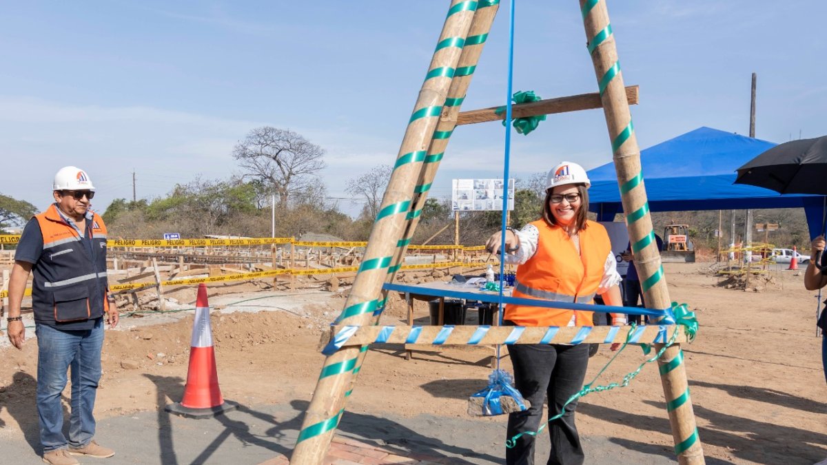 Ceremonia de colocación de la primera piedra del plan habitacional con contenedores de la Espol.