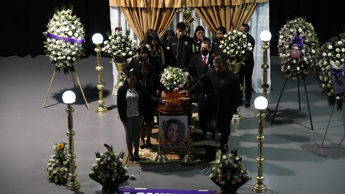 Familiares y amigos asisten al velorio de la abogada María Belén Bernal.