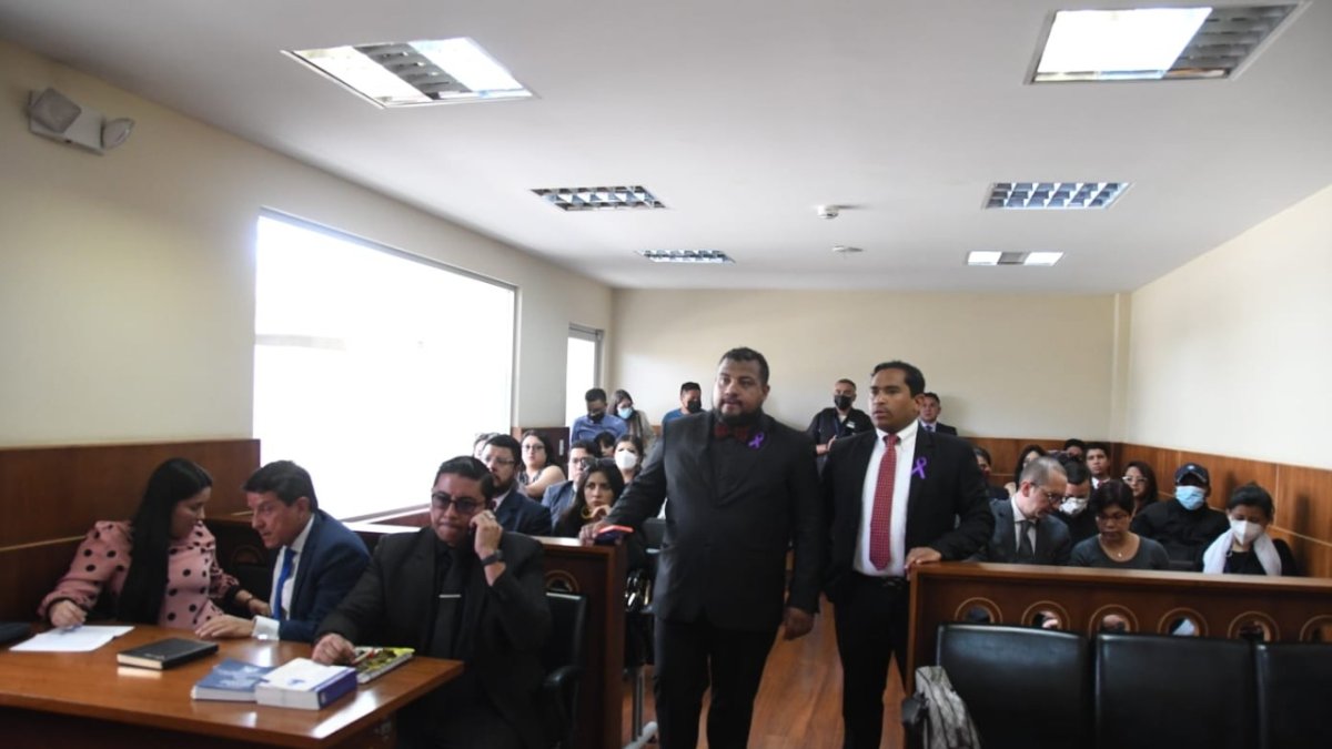 El proceso en contra del oficial se da en ausencia de él. Su abogado, Edison Burbano Portillo, lo representa.