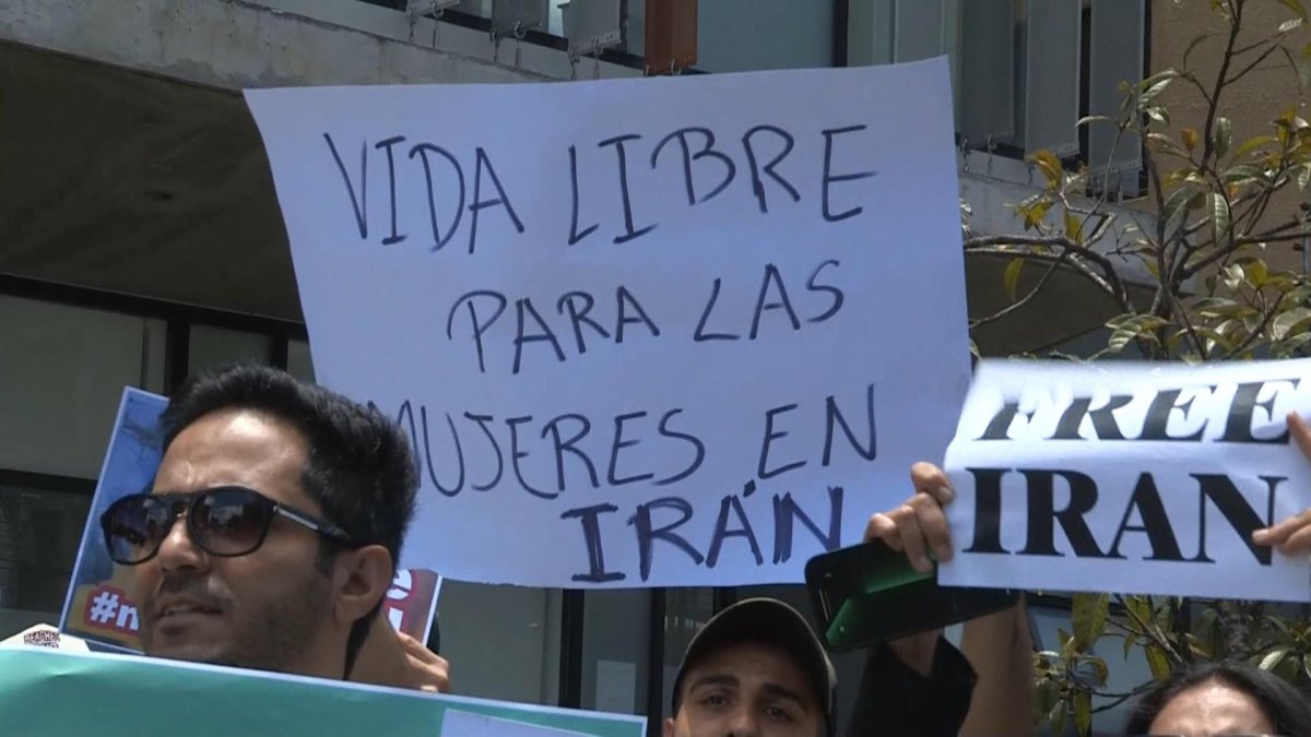 La comunidad iraní residente en Ecuador se concentró este viernes en Quito para protestar contra los cortes de Internet y la represión del Gobierno de su país.
