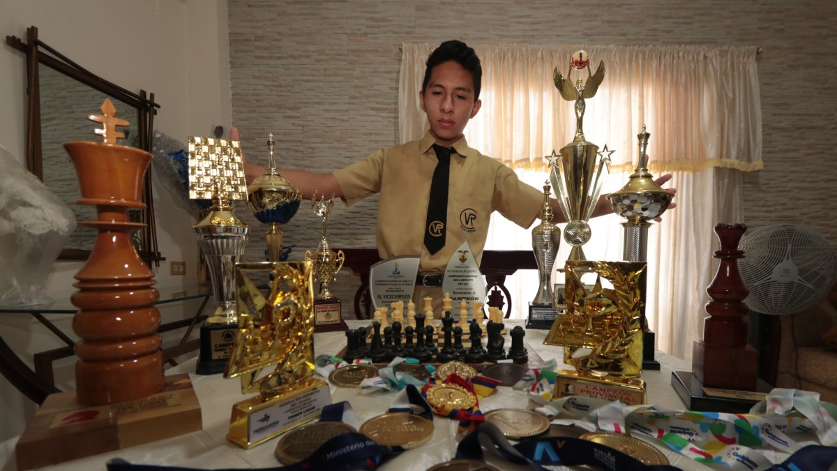 Andrés Chilán, estudiante del colegio Vicente Rocafuerte, se destaca en el ajedrez desde los 8 años.