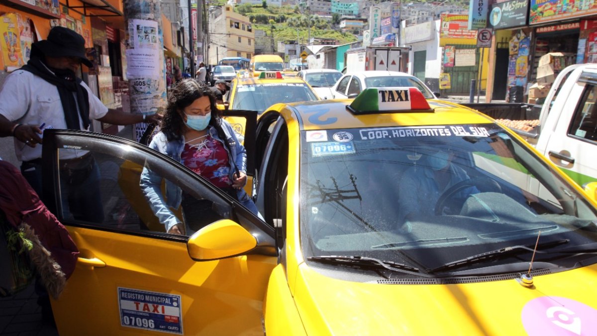 Amarillos. Los vehículos legales se estacionan en la avenida Maldonado o Simón Bolívar, mientras que los ilegales deambulan buscando oportunidad o se ponen en calles próximas