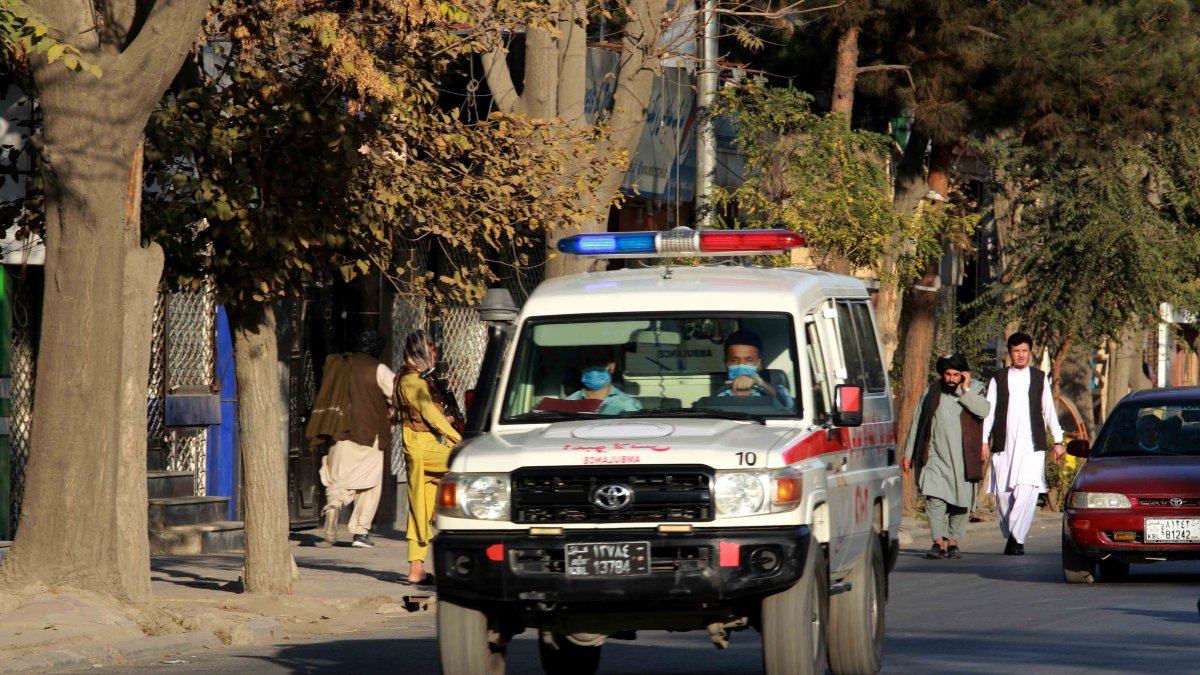Una ambulancia traslada a los heridos del estallido hasta una casa asistencial en Kabul.
Una ambulancia traslada a los heridos del estallido hasta una casa asistencial en Kabul.