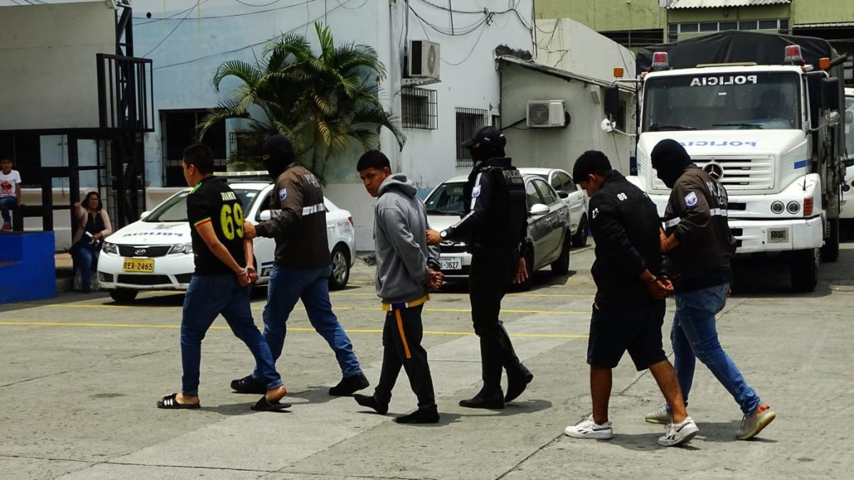 Tres hombres de entre 18 y 32 años fueron detenidos por su presunta implicación en las denominadas ‘vacunas’.