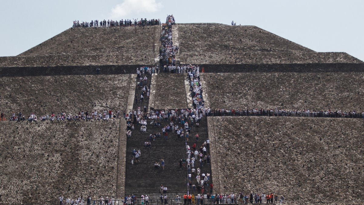 Imagen de archivo de cientos de personas en la zona arqueológica de Teotihuacán (México). /Madla Hartz