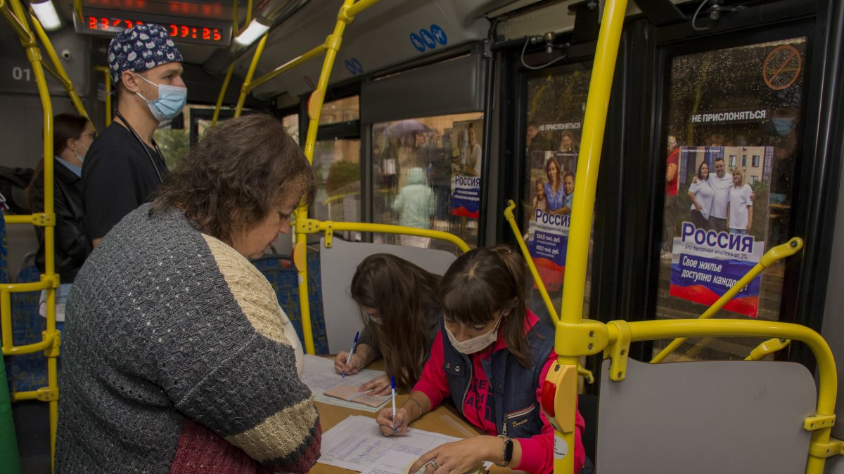 Residentes de las regiones de Donetsk, Lugansk, Jersón y Zaporiyia, votan en un referéndum.