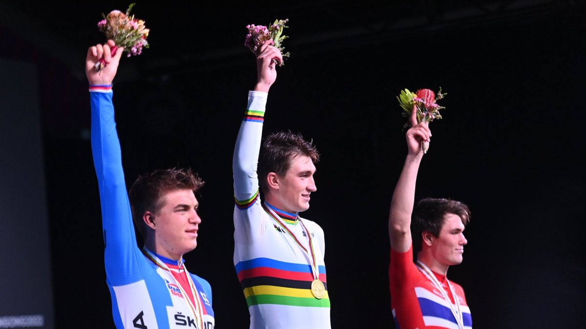 Yevgeniy Fedorov (c) comandó la clasificación final de la competencia.