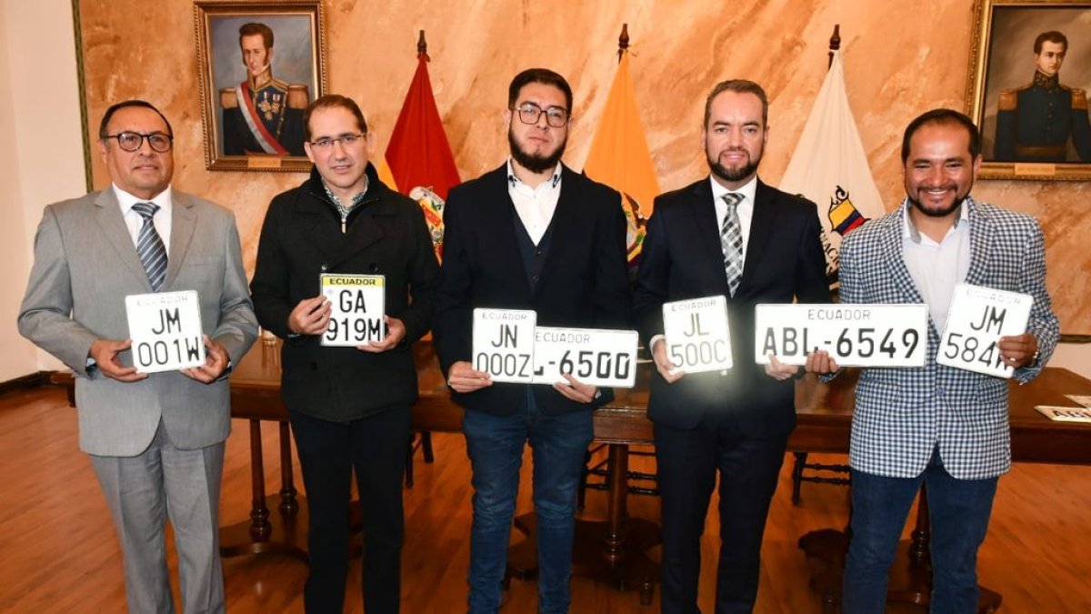 Escenario. Las autoridades se dieron cita en la provincia de Azuay para la entrega de 3.500 distintivos vehiculares.
