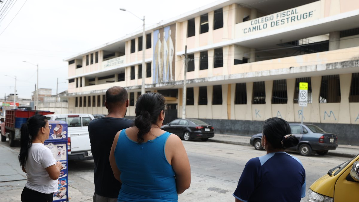 Guayaquil. Tras enterarse de lo ocurrido, varios padres acudieron hasta el plantel para esperar a sus hijos.