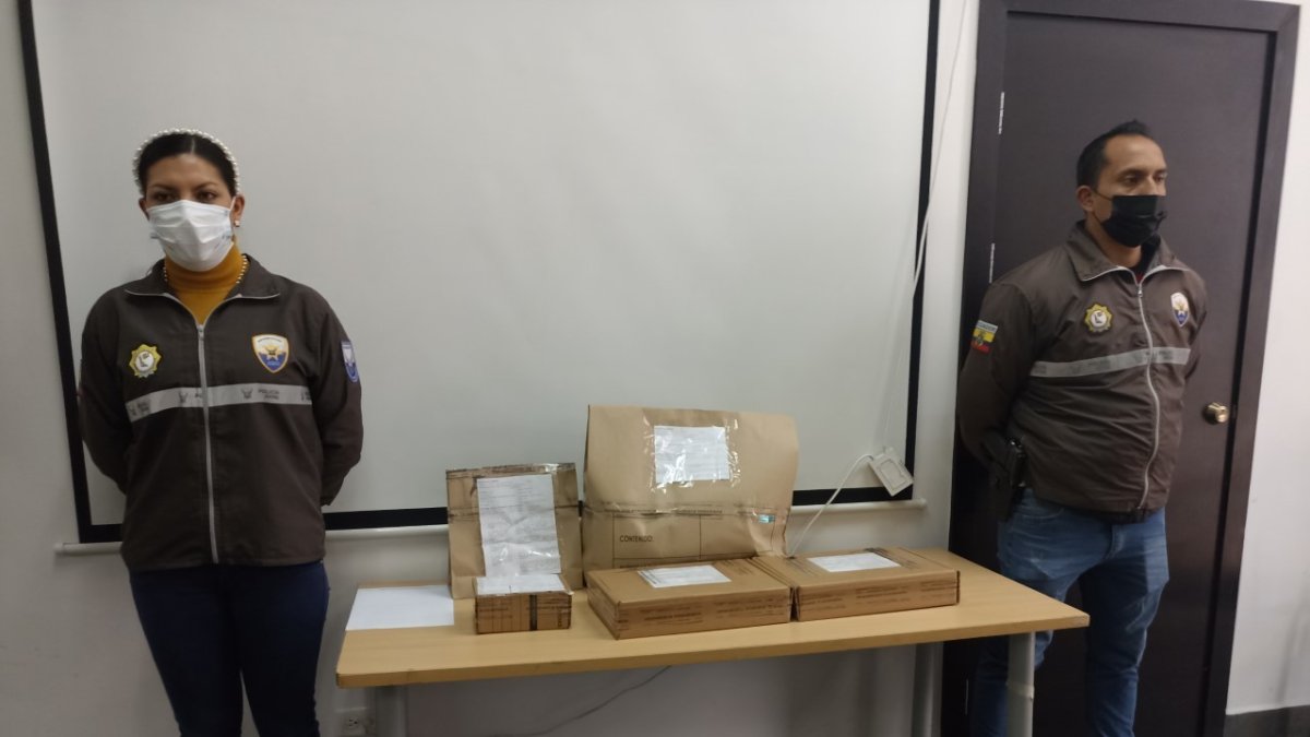 Latacunga. La Policía muestra parte de las evidencias obtenidas durante el operativo.