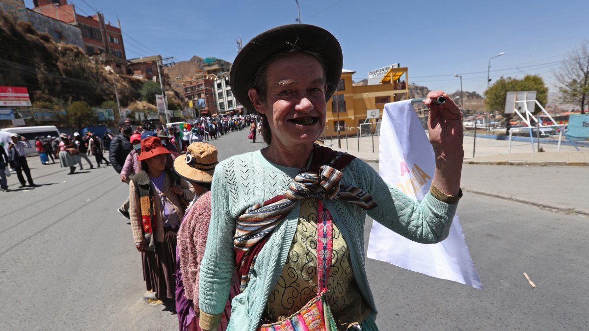 La Paz. Alison Spedding participa de una reciente marcha. Se ganó el respeto entre los productores locales.