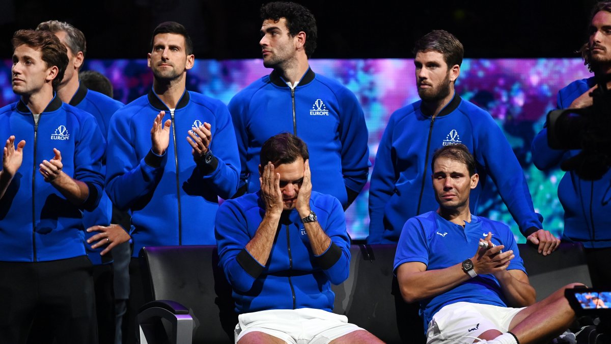 El español (d), notablemente afectado a nivel emocional, dijo no poder continuar en la edición que se disputa hasta mañana 25 de septiembre en Londres.