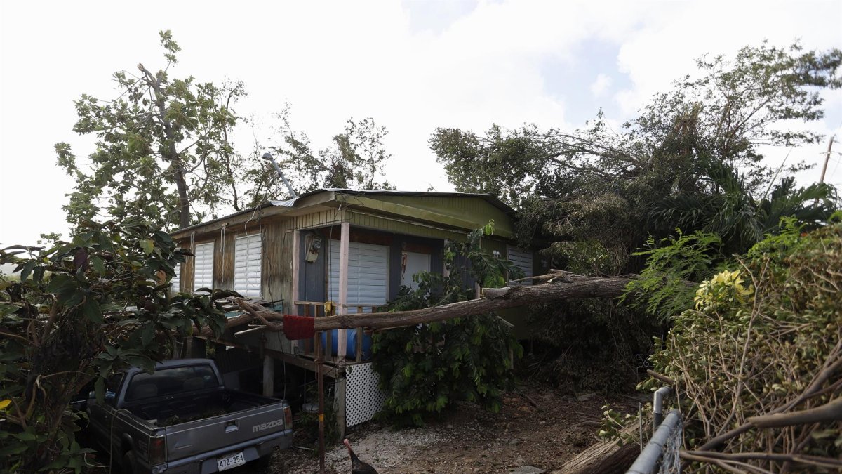 Fotografía de archivo donde se muestra una casa destrozada por el paso del huracán Fiona por el barrio Punta Diamante en Ponce, Puerto Rico.