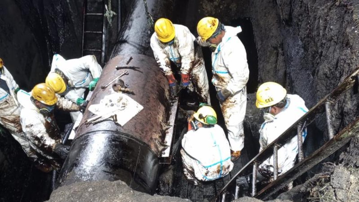 Labor.- Los trabajos de arreglo en la tubería en el Terminal Balao, en Esmeraldas.