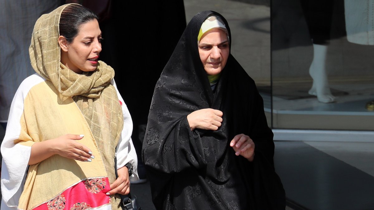Dos mujeres iraníes caminan por una calle de la ciudad de Teherán, el 19 de septiembre.