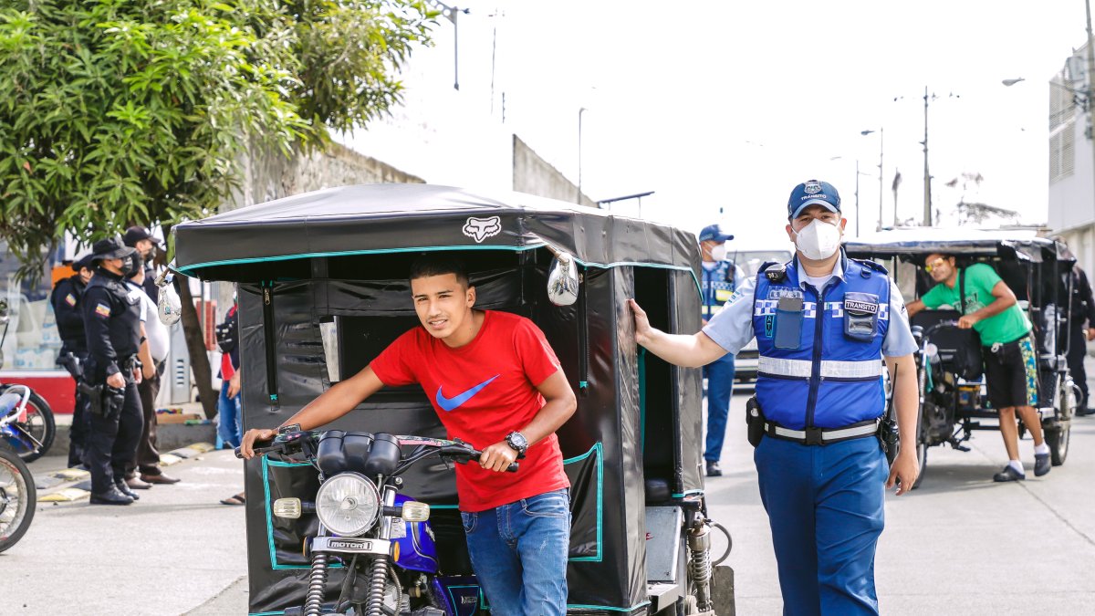Un agente de tránsito retira de circulación una tricimoto, pero de manera momentánea.