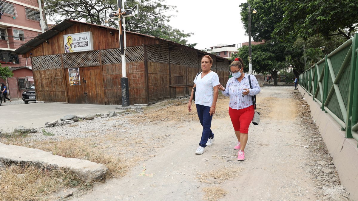 Los habitantes de Sauces 4 caminan por calles dañadas