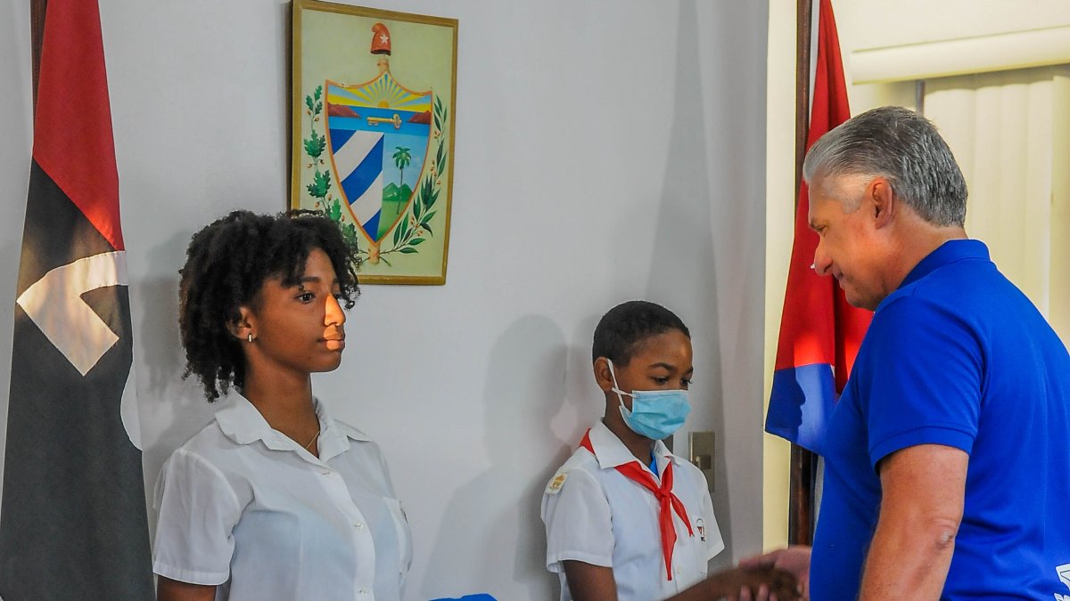 El presidente de Cuba, Miguel Díaz Canel, llega a un centro de votación, este domingo 25 de septiembre.