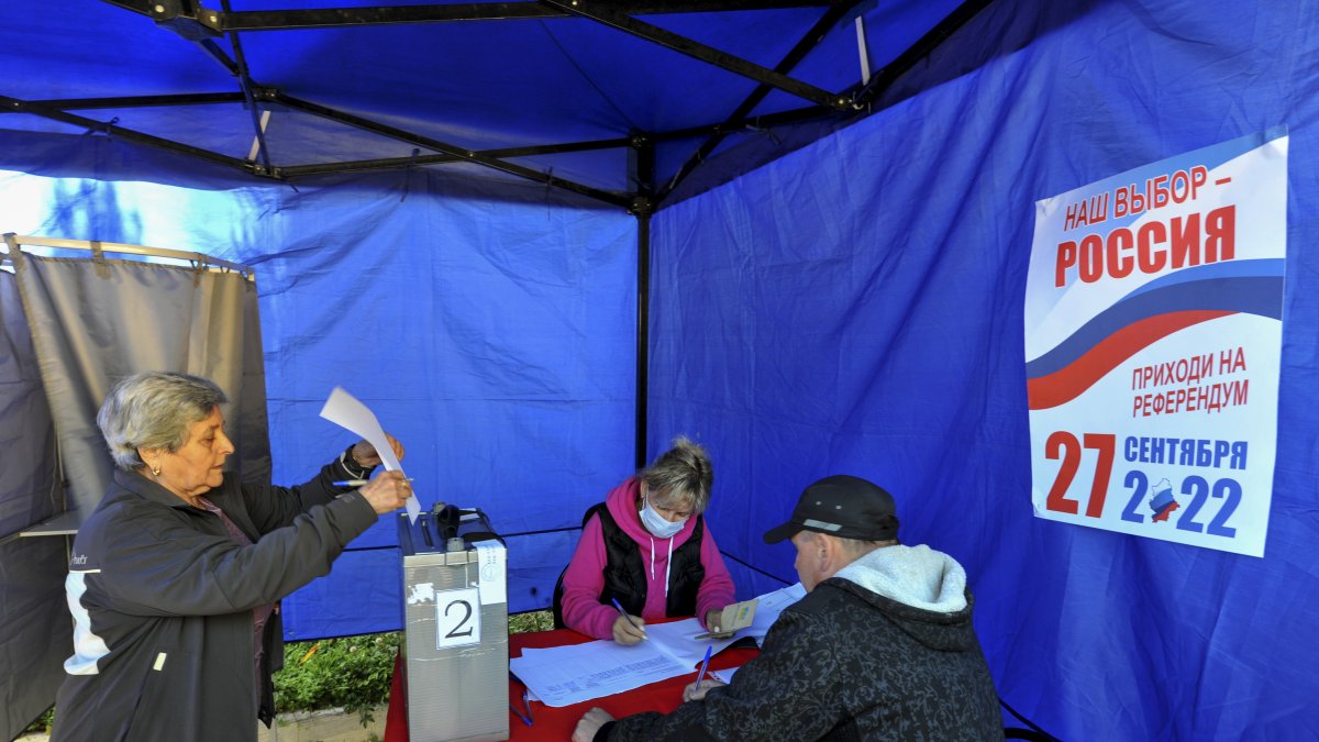 Refugiados de Ucrania de la región de Rostov votan durante un referendo de anexión a Rusia de las zonas ocupadas miltarmente por este país.