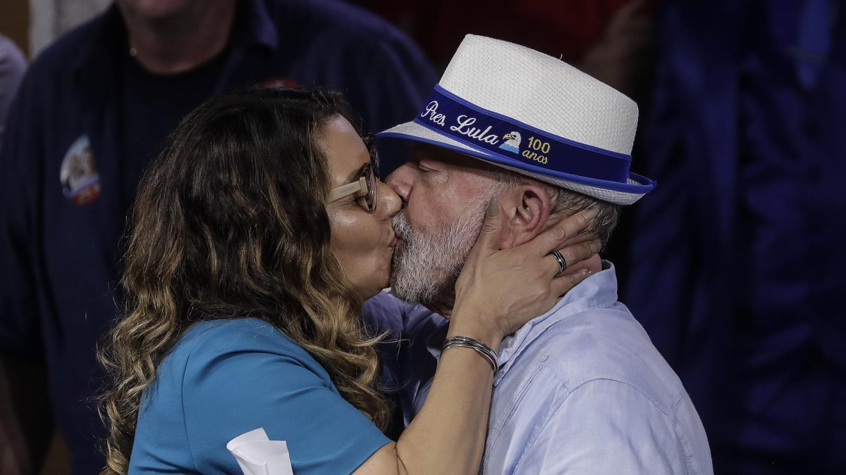 El candidato a la presidencia de Brasil Luiz Inácio Lula da Silva, besa a su esposa Janja, durante un acto de campaña en la escuela de samba Portela.