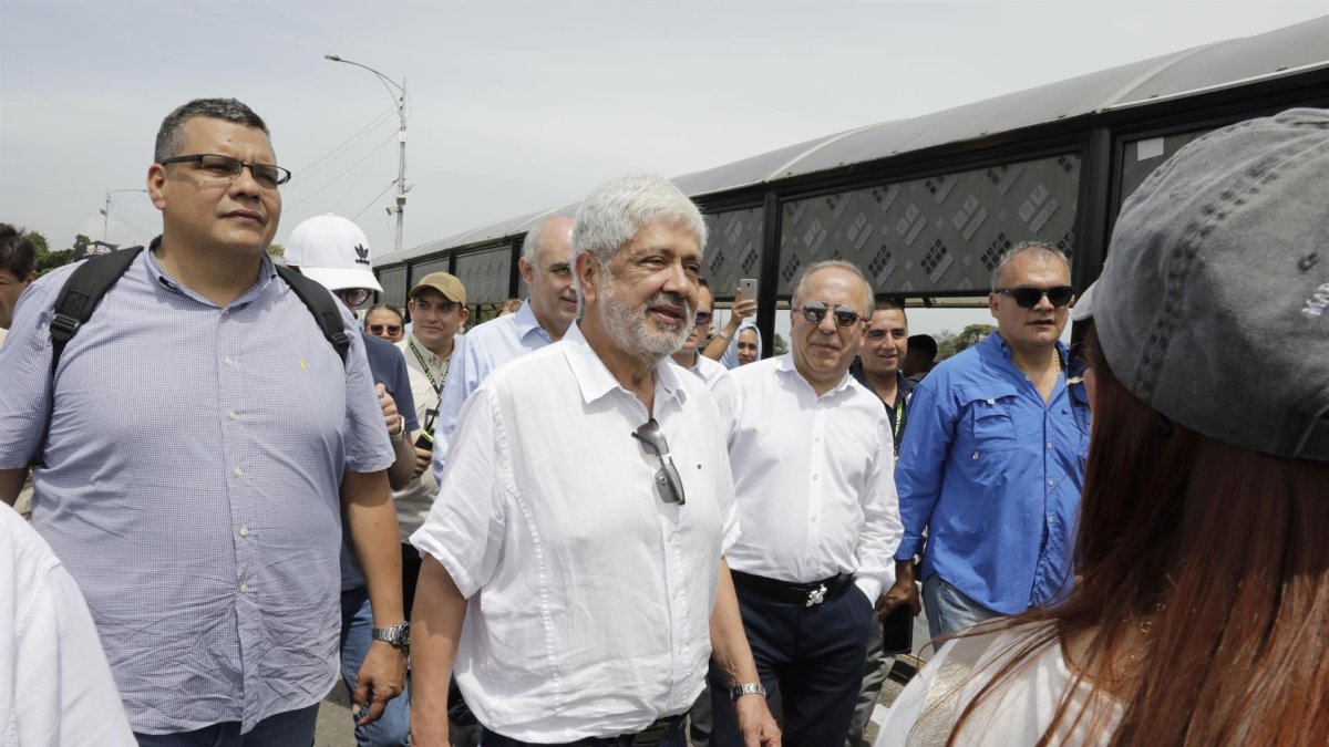 El ministro de Comercio, Industria y Turismo de Colombia, Germán Umaña (C), visita hoy la frontera en entre Colombia y Venezuela.