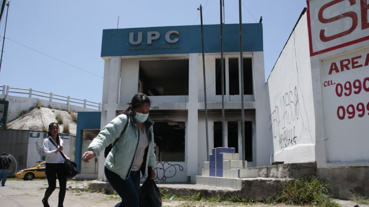 1. Apuro. La gente cruza rápido por esa zona por temor a ser asaltada.