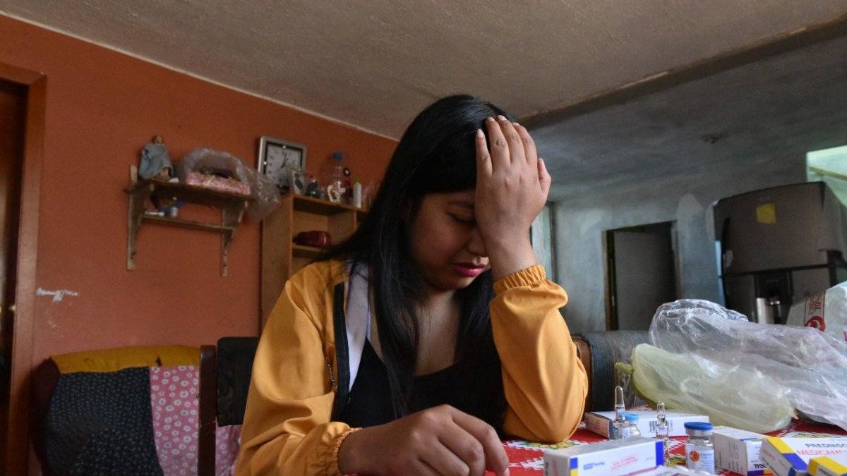 Dolencias. Las crisis de la miastenia gravis no tienen tiempo ni espacio. Su medicación es a diario para controlar que en aquellos transes pueda perder la vida por un parocardiaco o falta de oxigeno.