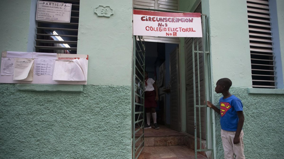 Un niño observa hacia el interior de un colegio electoral durante la votación por el referendo sobre el nuevo código de familia hoy, en La Habana (Cuba).
