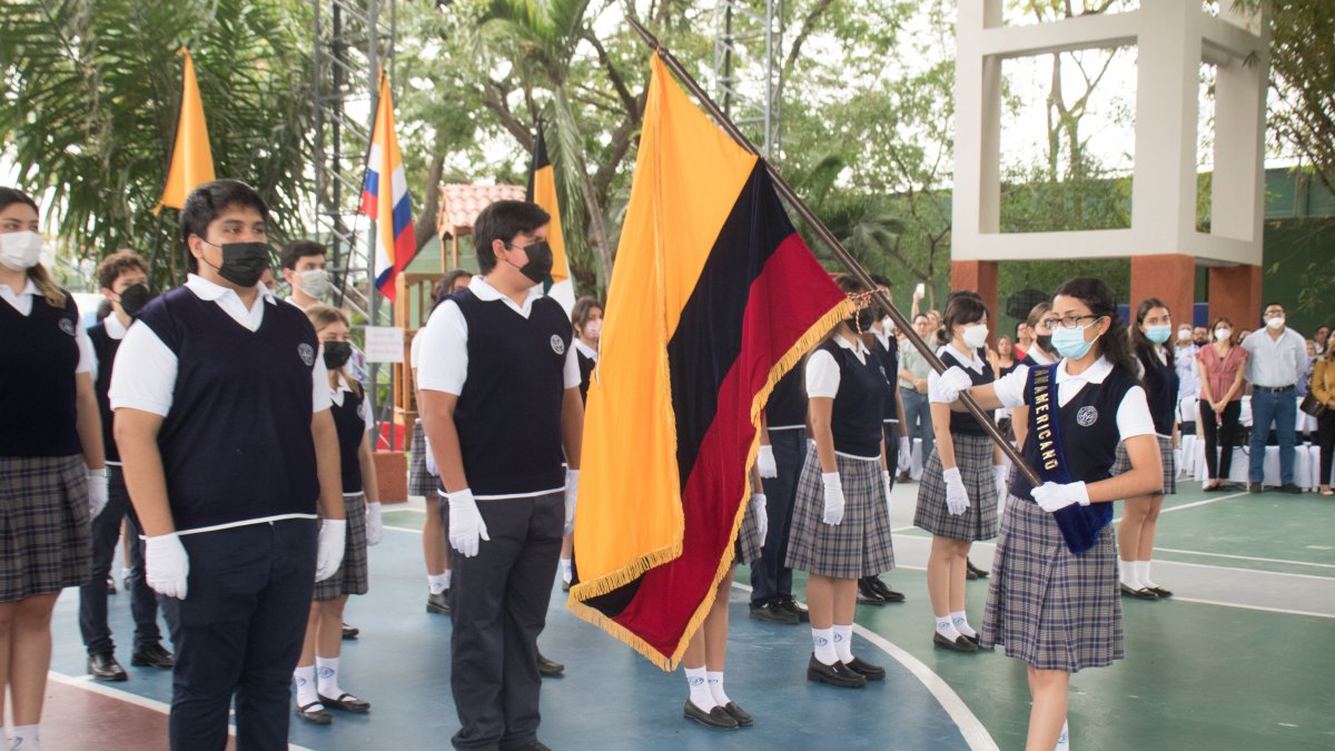 Andrea Álava, abanderada del Liceo Panamericano, realiza la cobijada de la bandera.