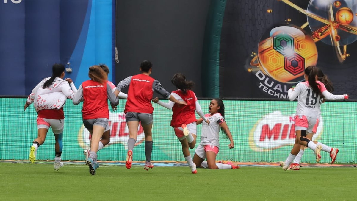 Las jugadoras de Ñañas festejan juntas el término del partido que las proclamó como las nuevas campeonas. Jugará la Libertadores.