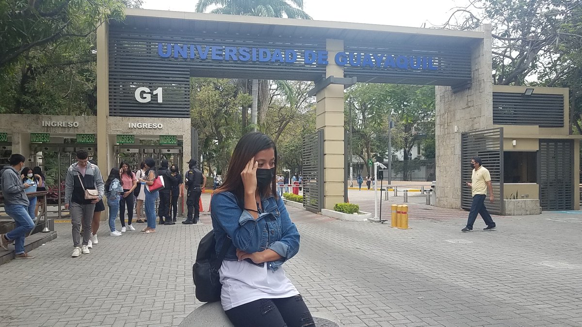 La dramatización ilustra la situación de alumnos que piensan en desertar o reprueban en la fase inicial de su carrera.