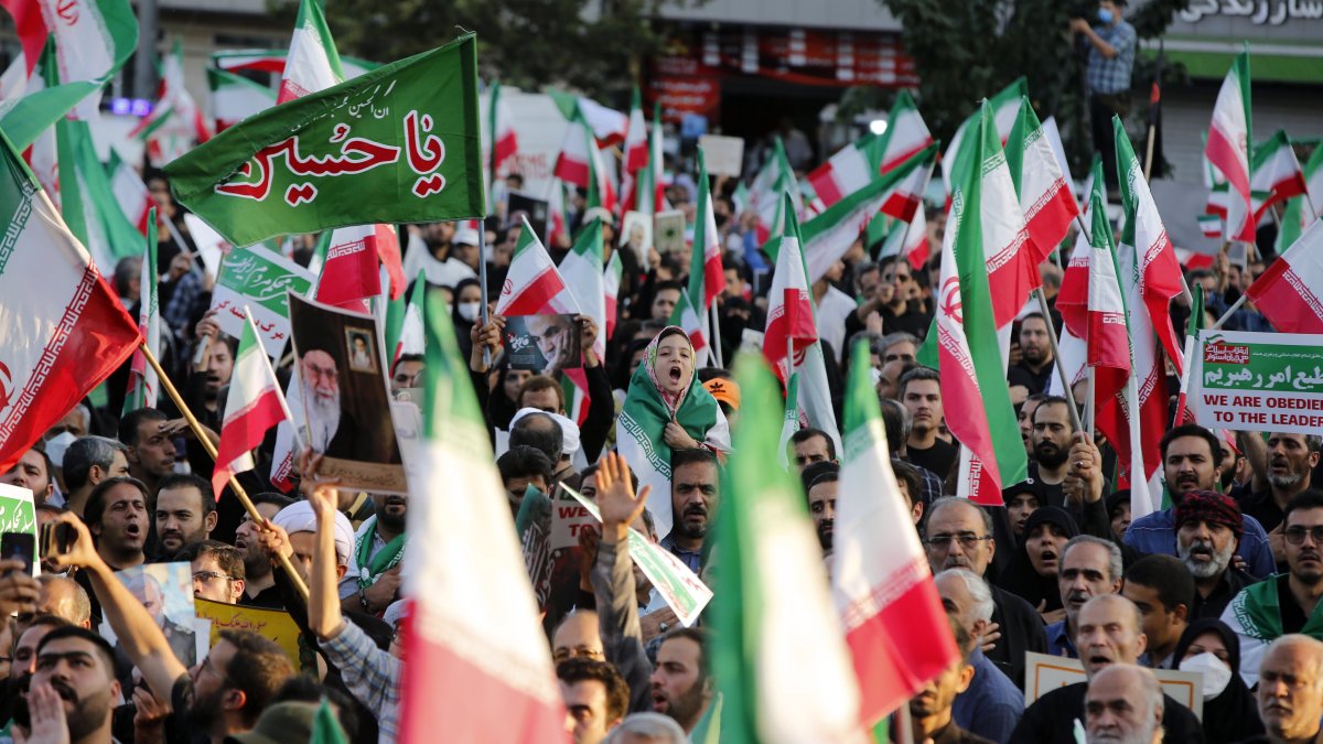 Cientos de manifestantes progubernamentales participan en una concentración en Teherán, este domingo 25 de septiembre.