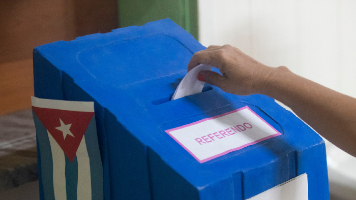 Detalle de la mano de una persona al ejercer su derecho al voto, durante el referendo sobre el nuevo código de familia, en La Habana (Cuba).