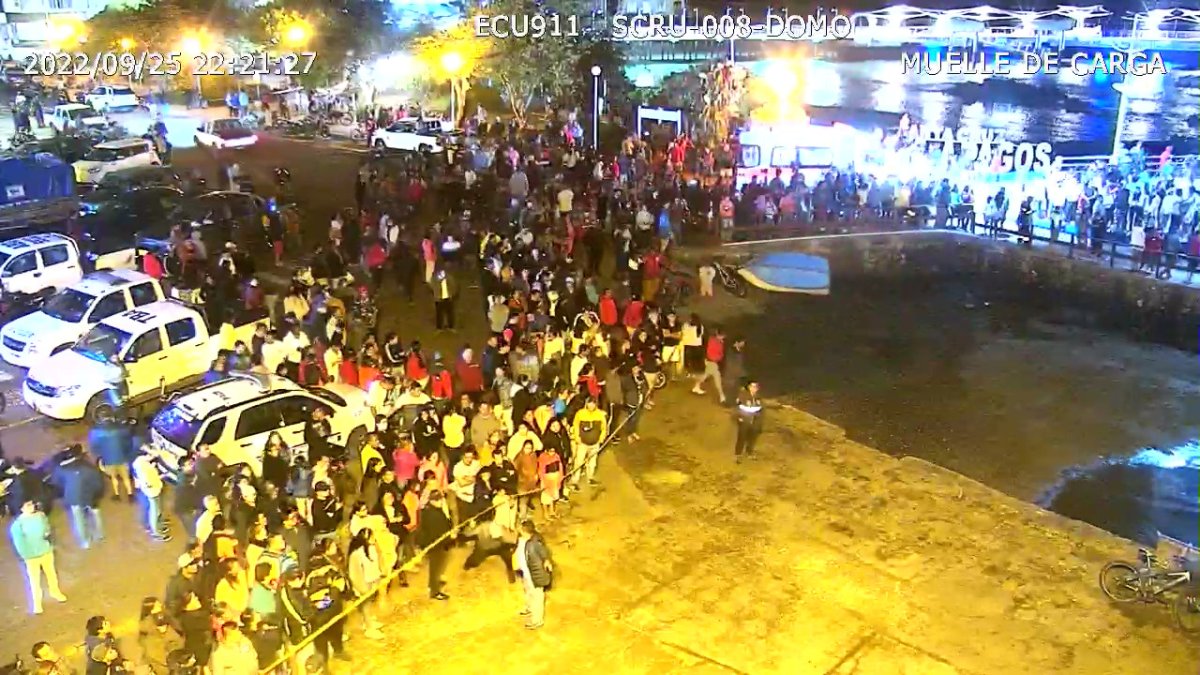 Mediante el sistema de videovigilancia del  ECU 911 se visualiza a las embarcaciones que, al momento, reanudan las labores de búsqueda