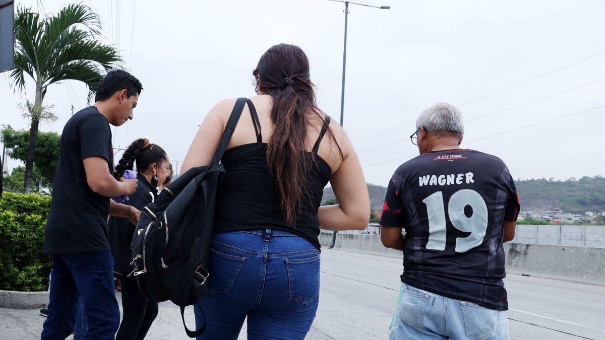 Familiares de las víctimas llegaron a la morgue para retirar los cuerpos de sus seres queridos. Estaban consternados