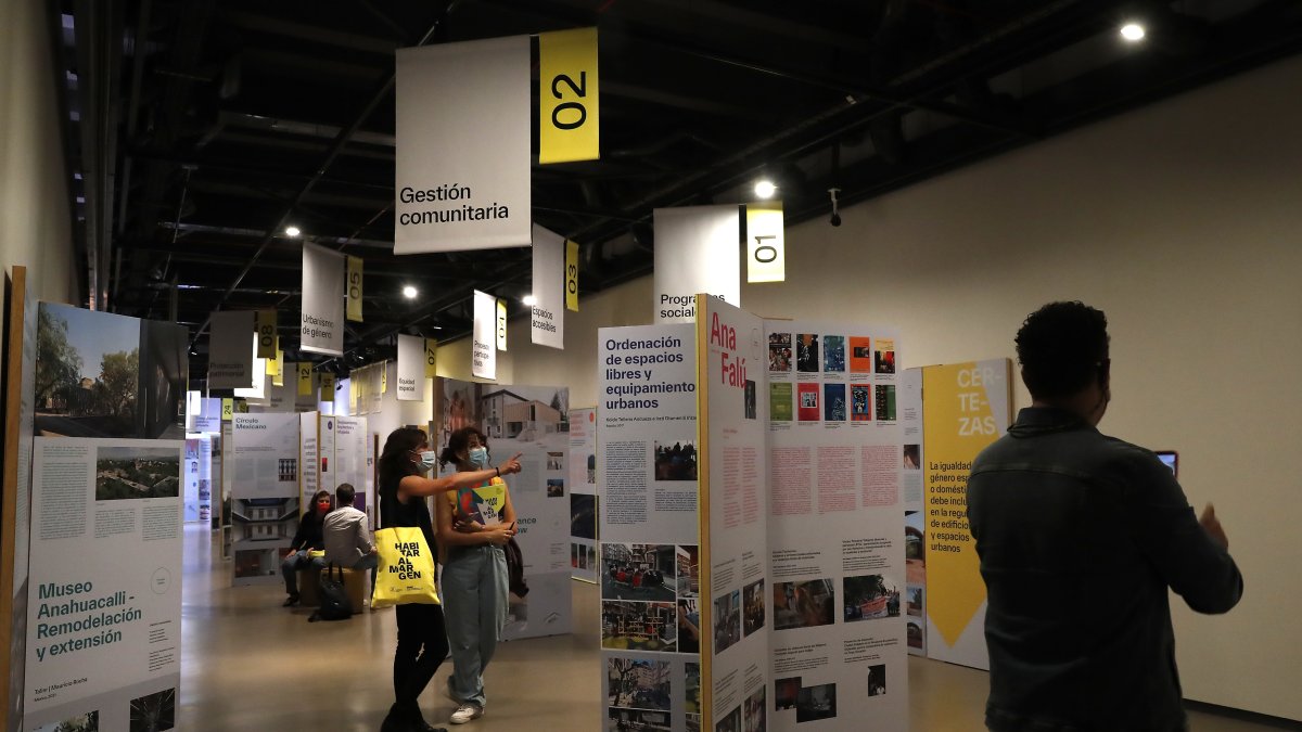 Ciudad de México. Varias personas observan parte de las propuestas finalistas y premiadas en la XII Bienal Iberoamericana de Arquitectura y Urbanismo.