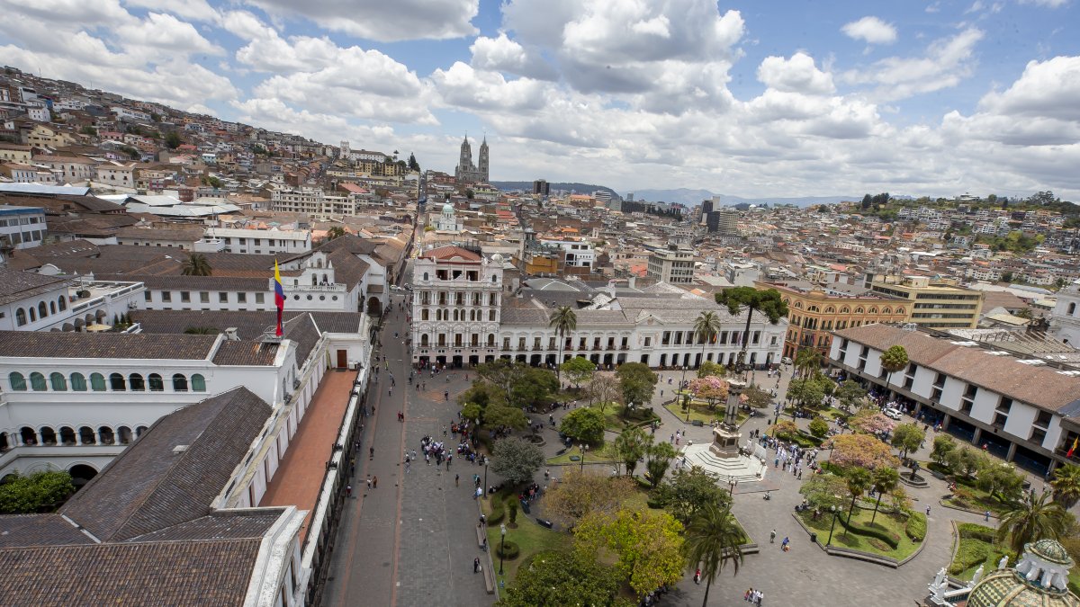 Fotografía de la Plaza de la Independencia y el Palacio de Gobierno, el 15 de septiembre de 2022, en Quito (Ecuador).